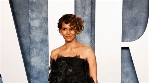 naked mum|Halle Berry Poses Naked on Open Balcony in Cheeky Mothers。